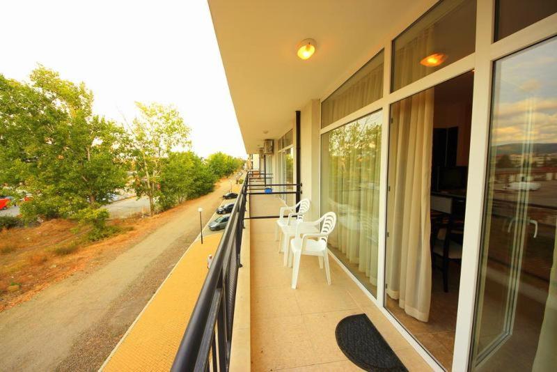 Menada Grand Kamelia Apartments Pantai Sunny Ruang foto