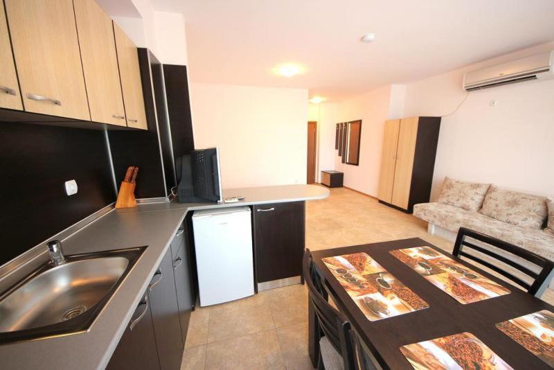 Menada Grand Kamelia Apartments Pantai Sunny Ruang foto