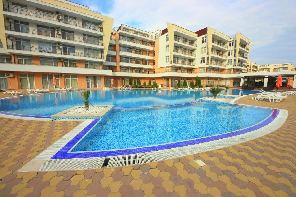 Menada Grand Kamelia Apartments Pantai Sunny Bagian luar foto