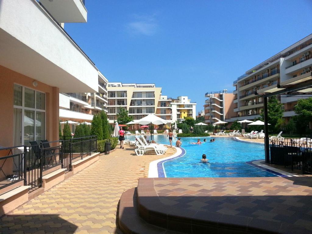 Menada Grand Kamelia Apartments Pantai Sunny Bagian luar foto