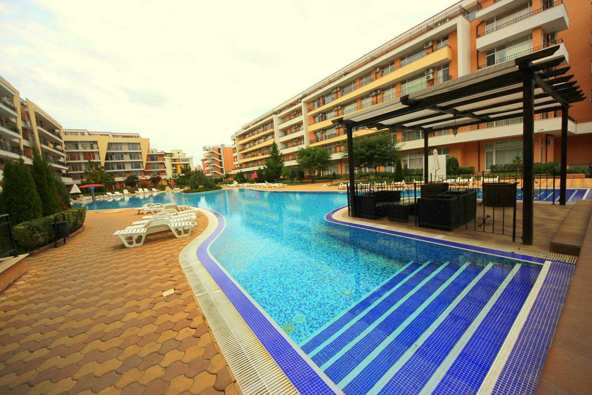 Menada Grand Kamelia Apartments Pantai Sunny Bagian luar foto