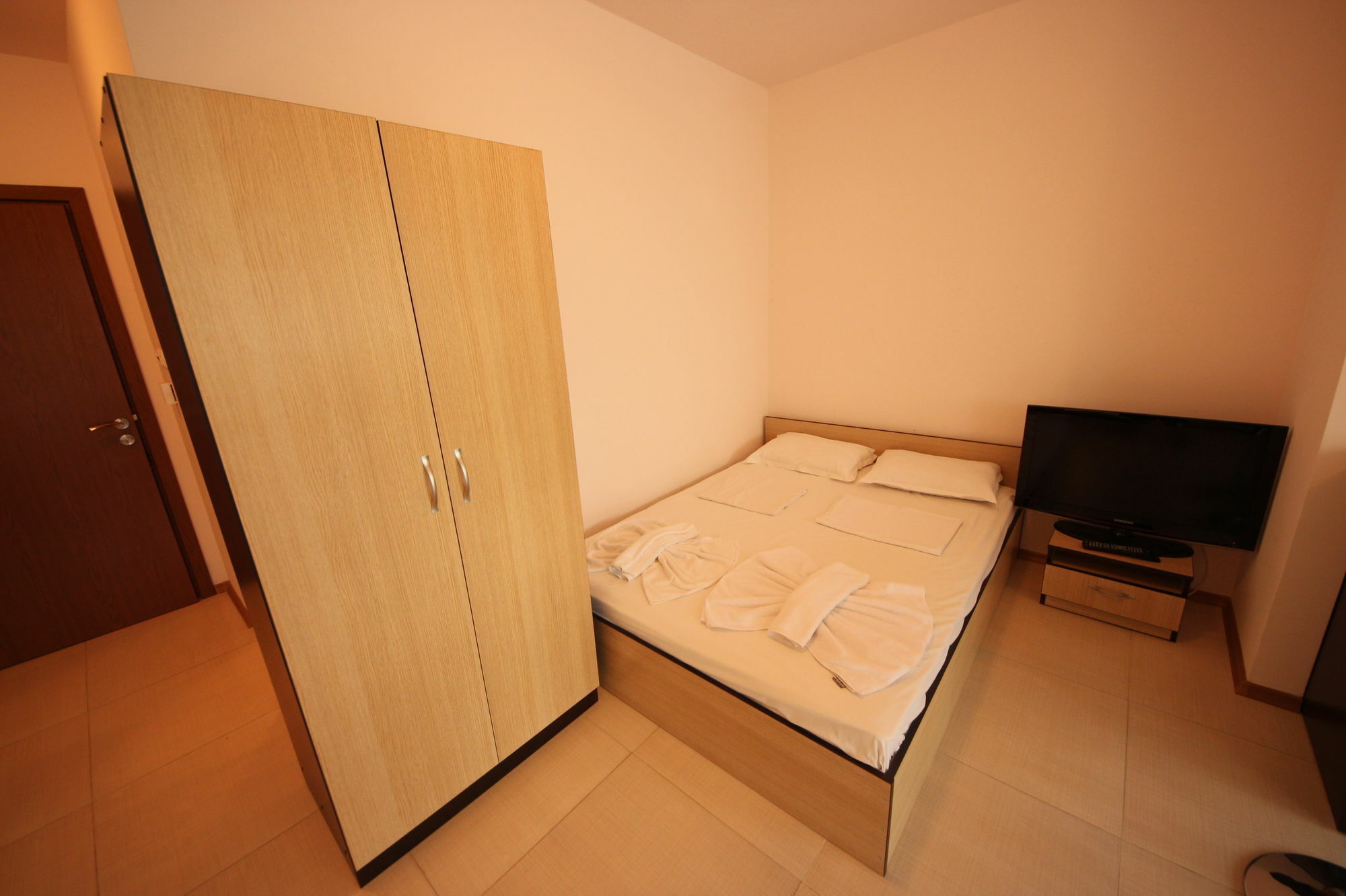 Menada Grand Kamelia Apartments Pantai Sunny Bagian luar foto