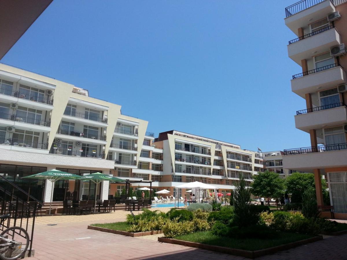 Menada Grand Kamelia Apartments Pantai Sunny Bagian luar foto